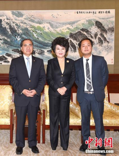 10月27日，國務(wù)院僑務(wù)辦公室主任裘援平在北京會(huì)見智利內(nèi)政部國際調(diào)查局前副總局長阿爾弗雷多·張·周一行。 <a target='_blank' >中新社</a>記者 張勤 攝