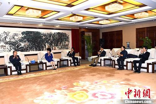 10月26日，國務院僑務辦公室主任裘援平在北京與參與十九大采訪報道的海外華文媒體代表座談。 <a target='_blank' >中新社</a>記者 張勤 攝