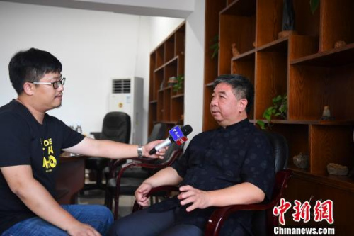 菲律賓僑商、福建省豪友投資集團(tuán)董事長繆鴻接受<a target='_blank'  >中新網(wǎng)</a>記者專訪?！埍?攝