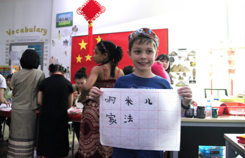 小朋友學(xué)寫漢字。