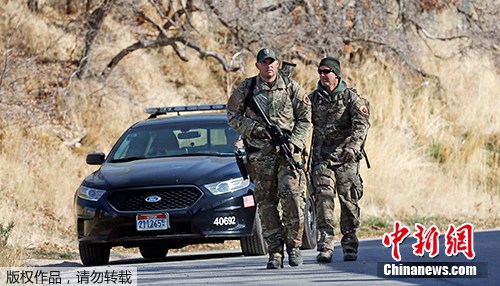 圖為警方正在附近的山麓和峽谷尋找疑犯。