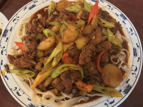 美味的大盤雞 (英國《僑報》) 美味的大盤雞 (英國《僑報》)