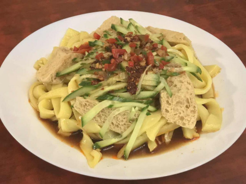 特色的西北美食“釀皮” (英國《僑報》) 特色的西北美食“釀皮” (英國《僑報》)