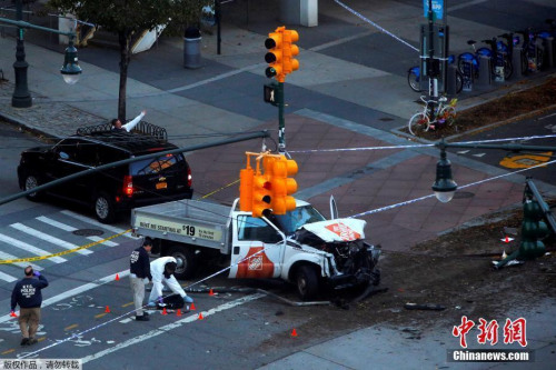  當?shù)貢r間10月31日下午，美國紐約曼哈頓發(fā)生卡車撞人恐怖襲擊事件，目前已造成至少8人死亡。