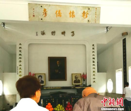 莊氏先祖莊萬里，生前是菲華著名儒商僑領(lǐng)，曾出資援建臺灣“中國文化大學(xué)”，并從海外廣為收購離散國寶自建“兩塗軒”珍藏，在大陸和臺灣都廣有人脈。靈堂里懸掛著兩岸及菲華政經(jīng)、僑界名人題寫的牌匾?！￡P(guān)向東 攝