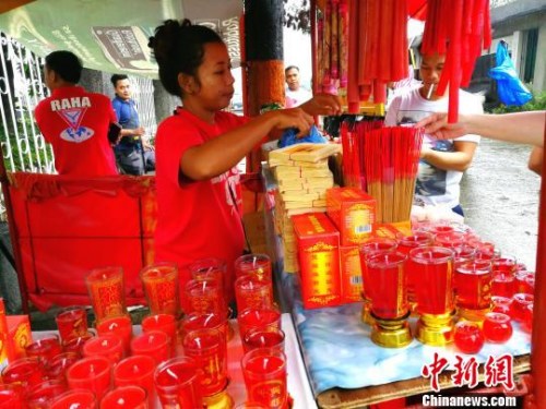“亡人節(jié)”華僑義山出售祭祖香燭的攤檔?！￡P(guān)向東 攝