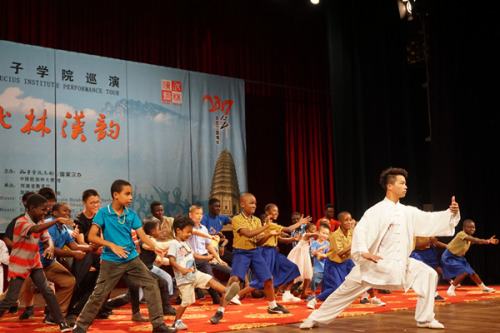 加納兒童登臺(tái)練習(xí)武術(shù)。