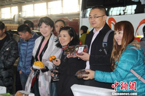 圖為海外華文媒體高層代表在新疆九鼎農(nóng)貿(mào)市場采訪?！≡?攝