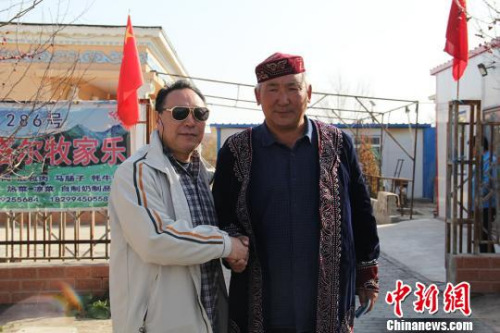 圖為新西蘭中華新聞通訊社副總編任雪冬與新疆兵團(tuán)哈薩克族牧民合影?！≡?攝