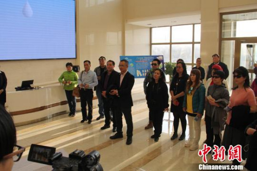 圖為18家海外華文媒體高層代表團(tuán)一行在新疆兵團(tuán)企業(yè)——新疆天潤乳業(yè)進(jìn)行參觀?！≡?攝