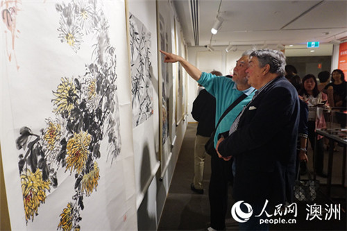 當?shù)孛癖娦蕾p展出的篆刻作品(攝影 羅小紅) 當?shù)孛癖娦蕾p展出的篆刻作品(攝影 羅小紅)