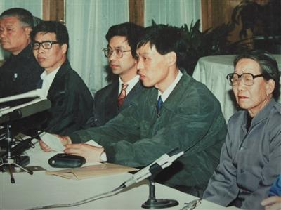 1994年在北京召開的對日民間索賠新聞發(fā)布會，右一為“慰安婦”受害者李秀梅。右三為童增。