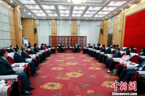 11月2日，青海省委書記王國生在西寧市勝利賓館會見國務(wù)院僑辦主任裘援平，詳細(xì)了解“僑愛工程——點(diǎn)亮藏區(qū)牧民新生活”青海項(xiàng)目有關(guān)情況?！『F龍 攝