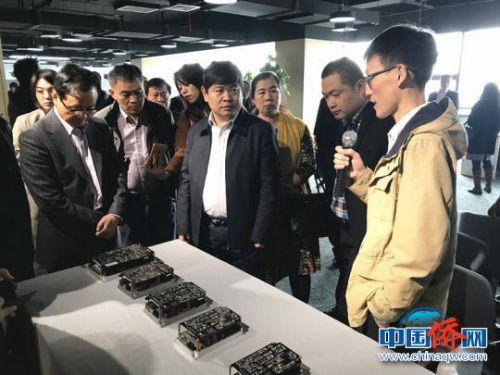 走進(jìn)位于南京“僑夢苑”七樓的中美科技創(chuàng)新中心，僑商會代表紛紛與落戶的僑資企業(yè)接洽交流，尋找合作商機(jī)?！铑伌取z