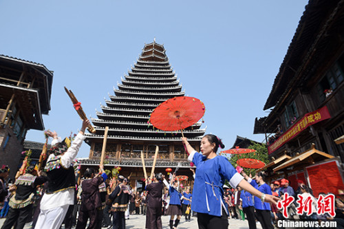 當?shù)厝罕娨悦袼籽灿?、侗妹烹薯擂臺賽、農(nóng)產(chǎn)品展銷、千人“多耶”、百家宴等多彩民俗活動，喜慶豐收。 龔普康 攝