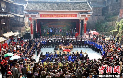 11月4日，廣西三江侗族自治縣林溪鎮(zhèn)高秀村群眾在講款。 吳練勛 攝