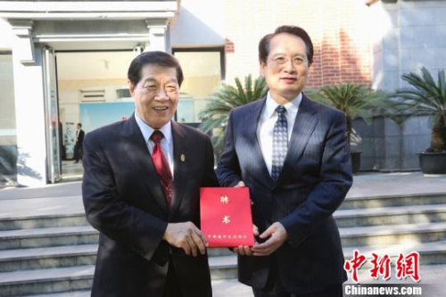 國(guó)務(wù)院僑辦副主任譚天星為李昌鈺博士頒發(fā)中國(guó)海外交流協(xié)會(huì)顧問聘書?！〗d偉 攝