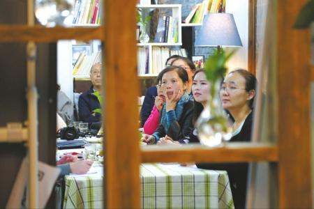 詹姆斯耐心幽默的教學(xué)方式深深吸引了在場(chǎng)學(xué)員。