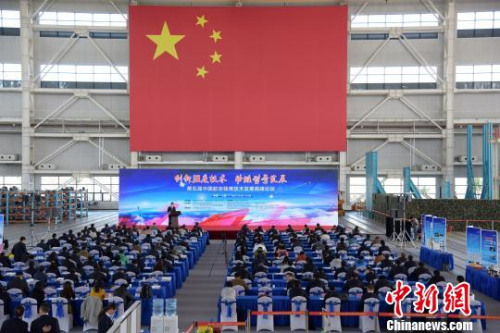 11月4日，第五屆中國航空強(qiáng)度技術(shù)發(fā)展高峰論壇就在C919飛機(jī)進(jìn)行全機(jī)靜力試驗(yàn)的廠房內(nèi)舉行。　王軍朋 攝