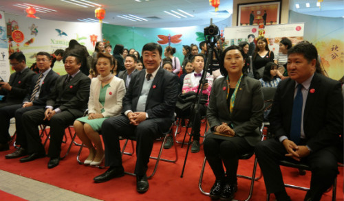 邢大使與朝格卓勒瑪部長共同觀看節(jié)目。