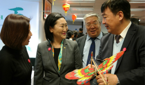 邢大使向朝格卓勒瑪介紹中國民俗放風(fēng)箏。
