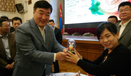 蒙古民眾體驗中國民俗捏泥人。
