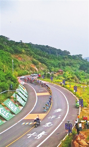 環(huán)島賽選手經(jīng)過萬寧濱海旅游公路。