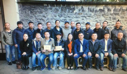 巴黎華助中心看望被打中國同胞。（《歐洲時報》/記者黃冠杰 攝）