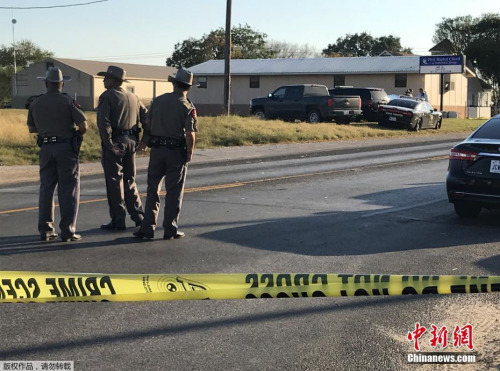 槍擊事件發(fā)生在得州南部小鎮(zhèn)薩瑟蘭斯普林斯(Sutherland Springs)，該地位于圣安東尼奧市東南方向約40英里處，人口僅有約400人。圖為警方在事發(fā)現(xiàn)場拉起警戒線。