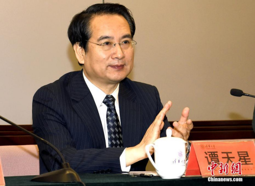 11月6日，由國務(wù)院僑辦、中國海外交流協(xié)會(huì)主辦，清華大學(xué)繼續(xù)教育學(xué)院承辦的第53、54、55、56期僑領(lǐng)研習(xí)班開班儀式在清華大學(xué)舉行。國務(wù)院僑辦副主任譚天星出席開班儀式并致辭。<a target='_blank' >中新社</a>記者 張勤 攝