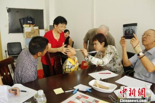 資料圖：新加坡義診團(tuán)為病患義診。