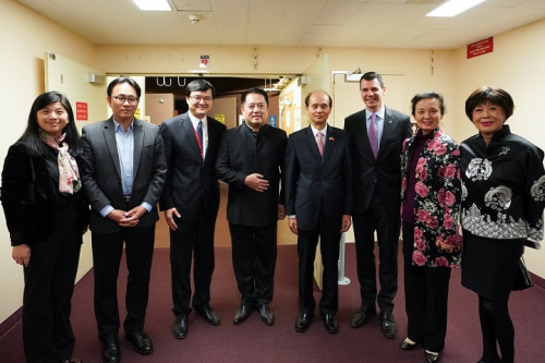 　羅林泉總領(lǐng)事及夫人喬力與國家大劇院副院長李志祥、指揮呂嘉等合影。