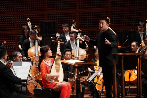 琵琶演奏家吳蠻領(lǐng)銜演奏《琵琶與弦樂隊(duì)協(xié)奏曲》。