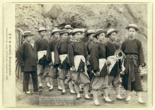 1888年枯木鎮(zhèn)國慶游行時(shí)舉辦了華人消防隊(duì)競賽，黃費(fèi)禮主持的消防隊(duì)意外輸給了這一支隊(duì)伍(美國僑報(bào)網(wǎng))