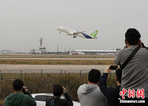 11月10日，中國(guó)國(guó)產(chǎn)大飛機(jī)C919首架機(jī)一飛沖天，開啟超過1300千米的“遠(yuǎn)行”。 <a target='_blank' >中新社</a>記者 殷立勤 攝