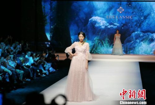 廣東潮州舉辦國際婚紗禮服周，連續(xù)上演十余場婚紗禮服秀，展示中國最新婚紗禮服潮流。　陳啟任 攝