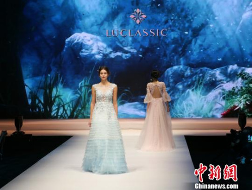 廣東潮州舉辦國際婚紗禮服周，連續(xù)上演十余場婚紗禮服秀，展示中國最新婚紗禮服潮流?！￡悊⑷?攝