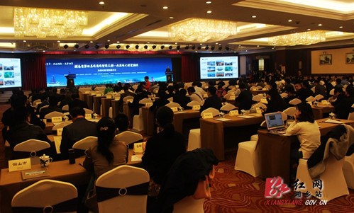 7日，“湖南省第四屆僑商僑智聚三湘——走進(jìn)偉人故里湘潭”縣市區(qū)園區(qū)招商推介上，湘鄉(xiāng)成功簽約兩個項(xiàng)目，簽約資金20億元。
