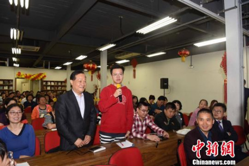 圖為圣保羅華校中文老師向國內(nèi)名師提問。　莫成雄 攝