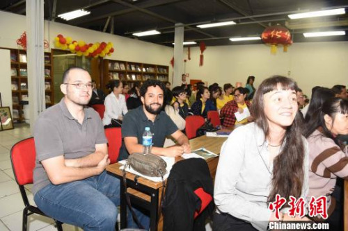 圖為巴西籍老師參加中文教學(xué)課程講座?！∧尚?攝