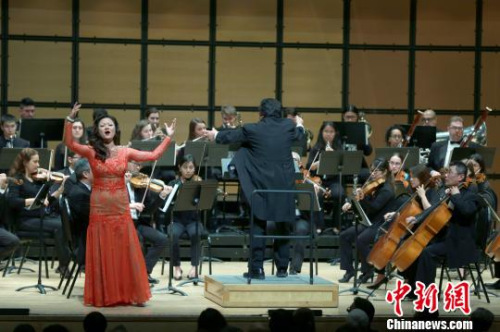 女高音歌唱家孫幗楠獻(xiàn)唱《我愛你，楓葉之國》。主辦方供圖