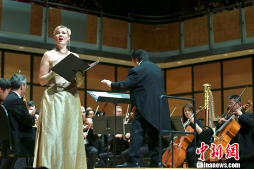 加拿大花腔女高音艾莉森(Allison Cecilia Arends)獻(xiàn)唱無詞協(xié)奏曲《楓林翠鳥》。主辦方供圖