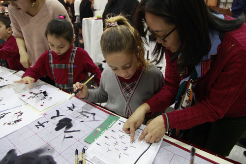 西班牙小學(xué)生學(xué)寫中國書法。