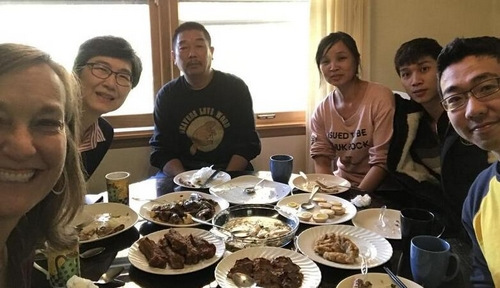 章瑩穎一家和伊大發(fā)言人、翻譯一起吃飯