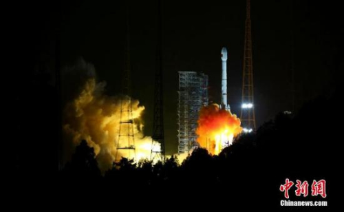 11月5日，中國在西昌衛(wèi)星發(fā)射中心用長征三號乙運載火箭，以“一箭雙星”方式成功發(fā)射第24顆、第25顆北斗導航衛(wèi)星。<a target='_blank' >中新社</a>發(fā) 李晉 攝
