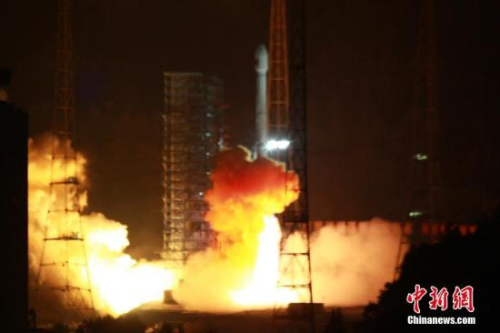 11月5日，中國在西昌衛(wèi)星發(fā)射中心用長征三號乙運載火箭，以“一箭雙星”方式成功發(fā)射第24顆、第25顆北斗導航衛(wèi)星。<a target='_blank' >中新社</a>發(fā) 謝奇勇 攝