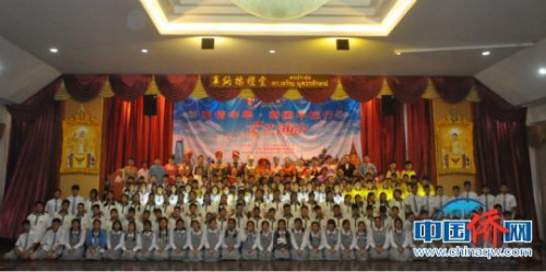 圖為部分觀演師生及嘉賓與演出團(tuán)合影。林浩　攝