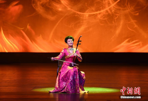 圖為當(dāng)晚演出的二胡獨(dú)奏《秦腔主題隨想》。 <a target='_blank' >中新社</a>記者 張朔 攝