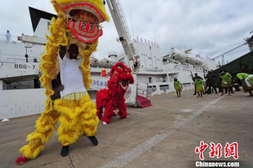 莫桑比克民眾舞動中國舞獅，歡送中國海軍和平方舟醫(yī)院船?！〗?攝