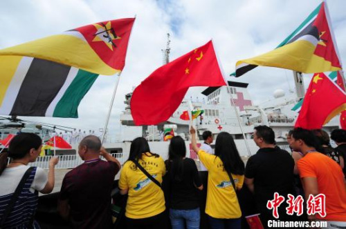 歡送人群揮動中莫兩國國旗，歡送中國海軍和平方舟醫(yī)院船離開莫桑比克。　江山 攝